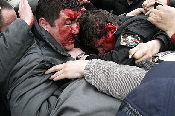 Policisté při demonstraci v Biškeku.